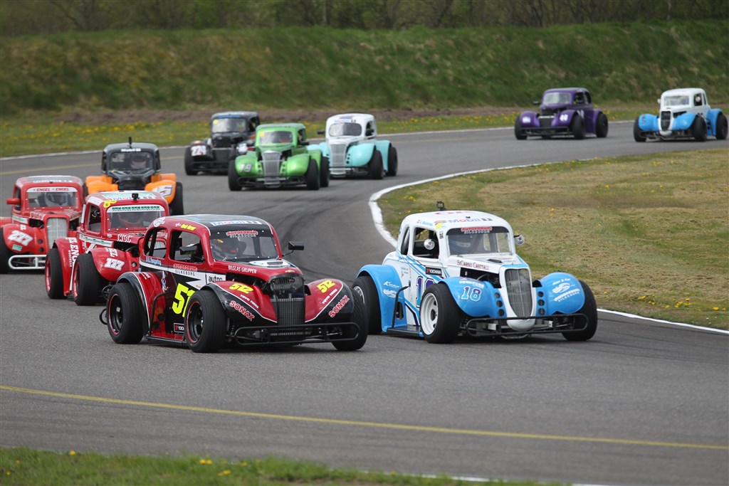 Kevin Verner (512) og Joachim Lee Holmstoel (18) gav hinanden plads på Padborg Park, men sørgede for at lægge afstand til forfølgerne i OK Mobil 1 Legend Car Cup ved premieren på Padborg Park.
(Foto: Henning Smed)